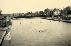 825377 Gezicht op één van de zwembaden van Zweminrichting De Liesbosch (Utrechtsestraatweg 111) te Jutphaas, met op de ...